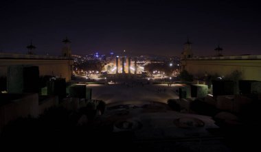 Barcelona 'da Plaza Espana gecesi, hava manzaralı.
