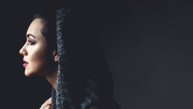 Mavi gözlü kadın portresi stüdyo yakın / kız giyen bir peçe, başörtüsü onun yüzüne