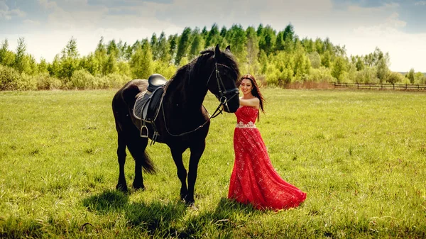 Hermosa mujer joven vestido vestido medieval paseos caballo marrón — Foto de Stock