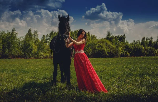 Hermosa mujer joven vestido vestido medieval paseos caballo marrón — Foto de Stock