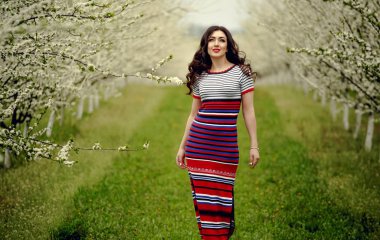 Bahar kız. Çiçek çelenk başında güzel modeliyle. Mavi gözleri ve uzun parlak saçlar ile romantik şehvetli esmer Bayan portresi kapatın. Dantelli elbise uzaktan bakarak Prenses rüya.