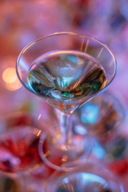 güzel şarap şampanya glasse renkli arka plan önünde