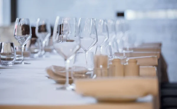 Empty glasses in restaurant. Cutlery on the table in a restaurant table setting, knife, fork, spoon, interior. Selective soft focus on Wine glass on dining table in restaurant. — Stock Photo, Image