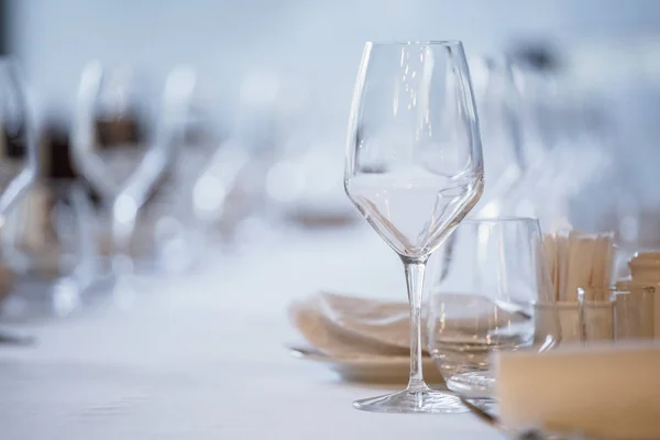 Empty glasses in restaurant. Cutlery on the table in a restaurant table setting, knife, fork, spoon, interior. Selective soft focus on Wine glass on dining table in restaurant. — Stock Photo, Image