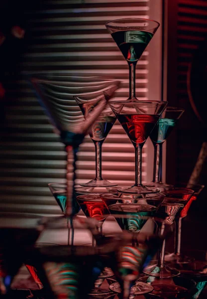 Красивое вино шампанское стекло перед красочным фоном с оттенками синего . — стоковое фото
