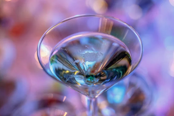 Krásné víno šampaňské glasse před barevné pozadí — Stock fotografie