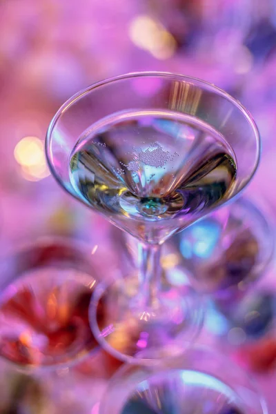 Piękne wina szampańskie glasse przed kolorowe tło — Zdjęcie stockowe
