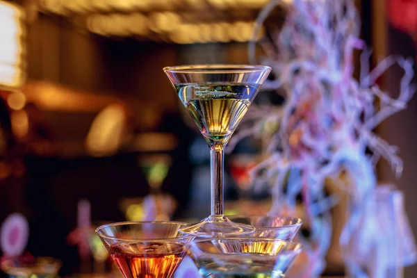 Bonito vinho champanhe glasse na frente de fundo colorido — Fotografia de Stock