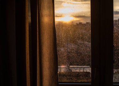 Fırtınadan sonra pencerede yağmur damlaları. Yağmurdan sonra cama su damlası.