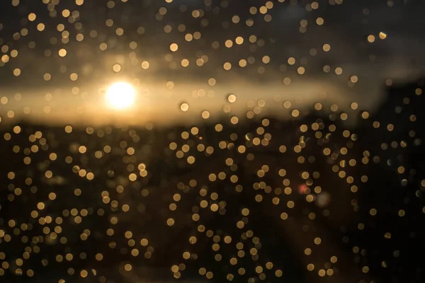 Des gouttes de pluie sur la fenêtre après une tempête. gouttes d'eau sur le verre après la pluie . — Photo