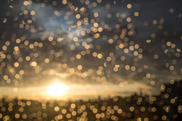 Gocce di pioggia sulla finestra dopo una tempesta. Gocce d'acqua sul vetro dopo la pioggia . — Foto Stock