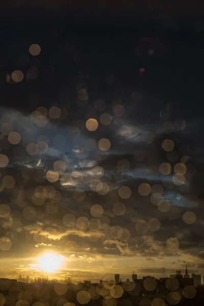 Warschau. Druppels regen op het raam na een storm. Water druppels op het glas na regen. — Stockfoto