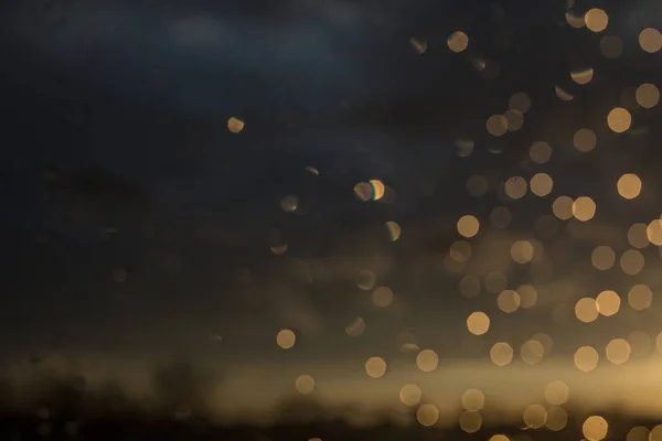 Des gouttes de pluie sur la fenêtre après une tempête. gouttes d'eau sur le verre après la pluie . — Photo