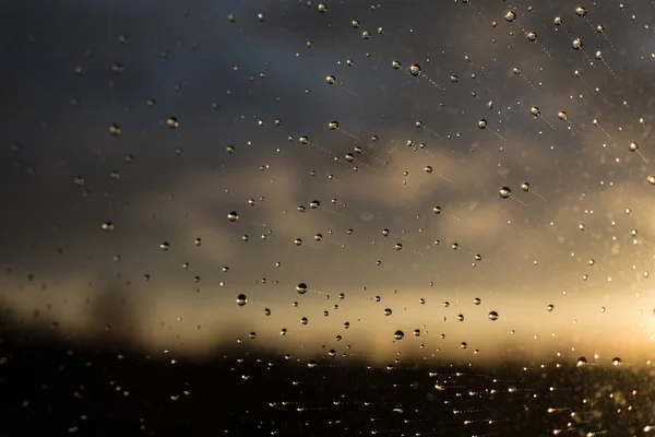 暴风雨过后，窗户上的雨滴。雨后水滴在玻璃上. — 图库照片