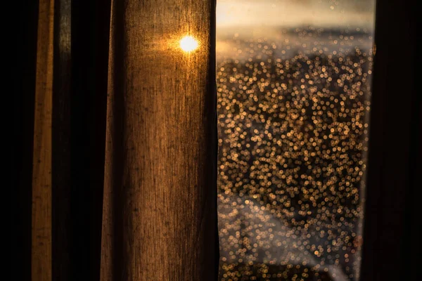Краплі дощу на вікно після шторму. Вода падає на склянку після дощу . — стокове фото