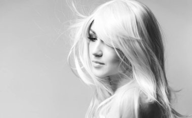 Sanat Tasarım renkli ışık, güzel model floresan makyajlı portresi modeli kadın moda makyaj. Uzun renkli Kahverengi saç ve parlak makyaj güzel genç kadın portresi. 