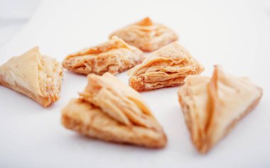 Arap Eid izole tatlılar tarihleri. Bal ve fındık ile oryantal tatlılar. Türk Pakhlava beyaz izole. Türk tatlı.