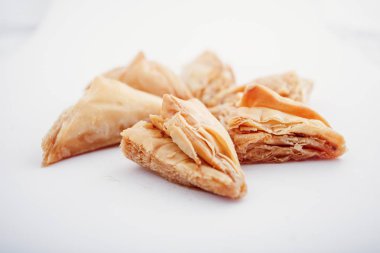 Arap Eid izole tatlılar tarihleri. Bal ve fındık ile oryantal tatlılar. Türk Pakhlava beyaz izole. Türk tatlı.