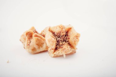 Arap Eid izole tatlılar tarihleri. Bal ve fındık ile oryantal tatlılar. Türk Pakhlava beyaz izole. Türk tatlı.