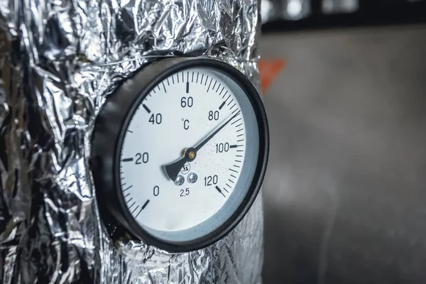Temperatura manometro connettersi con sfondo pipeline. Misuratore di temperatura acqua industriale — Foto Stock