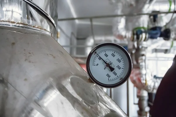 Medidor de temperatura conectar con el fondo de la tubería. Medidor industrial de temperatura del agua — Foto de Stock