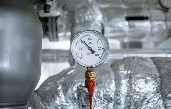 Medidor de temperatura conectar con el fondo de la tubería. Medidor industrial de temperatura del agua — Foto de Stock