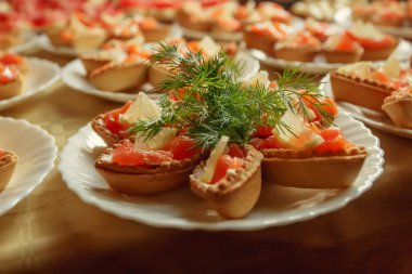 peynir, kırmızı balık ve roka sandviç bir gemide, seçici odak alanı Kopyala