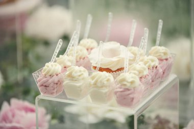 Tatlı tablo. Tatlı tablo bir düğün için. Düğün şekerli tatlı fondan kek masada