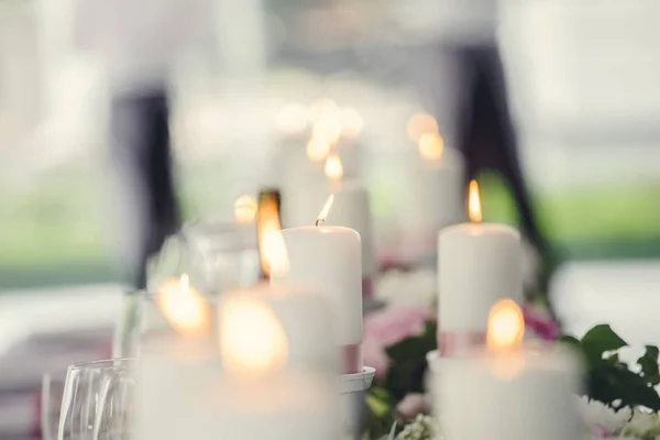 Table served for dinner in living room, close up view. Candles and goblets on a decorated wedding table. — Stock Photo, Image
