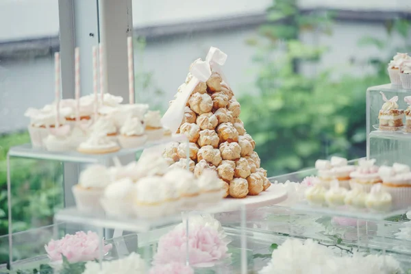 Tatlı tablo. Tatlı tablo bir düğün için. Düğün şekerli tatlı fondan kek masada — Stok fotoğraf