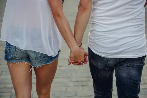 Nahaufnahme eines liebenden Paares beim Händchenhalten — Stockfoto