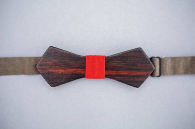 Şık ahşap papyon yumuşak kumaş şerit. Klasik damat aksesuarları. Erkekler şık vintage ahşap kümesi. Erkek dekorasyon çift için. Adam için takı. Damat sabah. Resmi elbise için aksesuar. Zerafet ve moda erkekler için sembolü. 