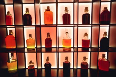 Kırmızı rustik şişe ekşi likör izole. Ulusal içecekler. Doğal içecekler. Ev yapımı alkol. 