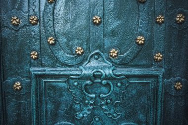 Metal mavi grunge eski paslı yüzey dokusunu kaşıdı. Mavi metal antika arka plan