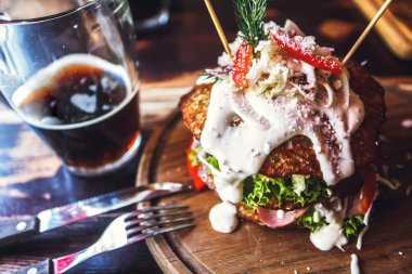 gerçek zanaat burger masanın üzerinde. domuz burger masada. 