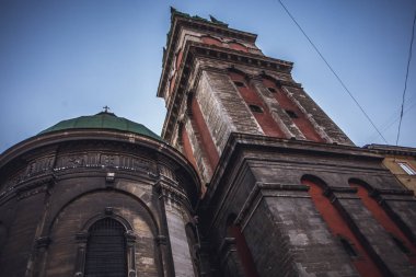 rchitectural öğesi bir kıvrım şeklinde.