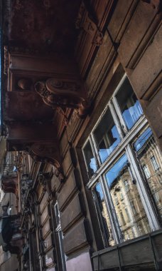 bir kıvrım şeklinde mimari öğesi. 