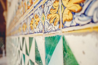 Mimari öğesi bir kıvrım şeklinde. Ayrıntı dekoratif mimari elemanlar. Ayrıntı mimari öğeleri.