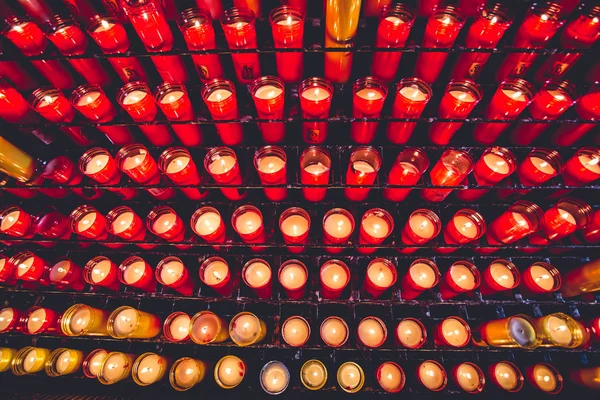 Kaarsen in de kerk. Heilige brandende kaarsen in de kerk. Kerk kaarsen achtergrond. Selectieve aandacht. — Stockfoto