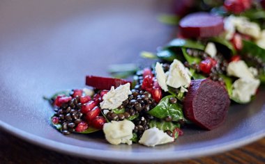 Taze tatlı bebek ıspanak, lahana marul, fındık, beyaz peynir ve tost ile sağlıklı pancar salatası erimiş. Pancar, closeup ile taze salata. Kase salata için rustik ahşap masa üzerinde doğranmış kırmızı pancar (pancar). 