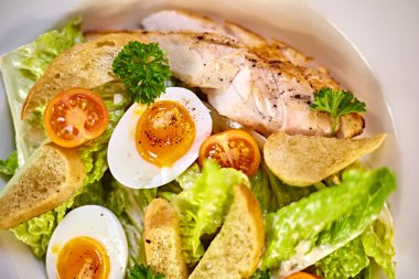 Tavuk salatası yaprak sebze, pazı, yumurta, bulgur ve kiraz domates. Tavuklu Sezar salata. Sezar salatası ile plaka üzerinde ızgara tavuk. Izgara tavuk göğsü ve plaka taze salata.