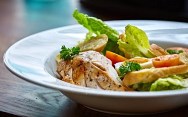 Tavuk salatası yaprak sebze, pazı, yumurta, bulgur ve kiraz domates. Tavuklu Sezar salata. Sezar salatası ile plaka üzerinde ızgara tavuk. Izgara tavuk göğsü ve plaka taze salata.
