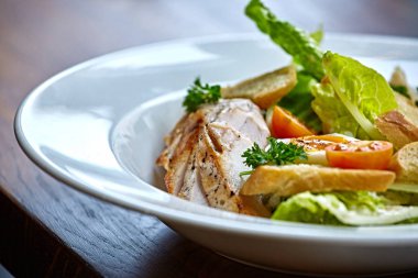 Tavuk salatası yaprak sebze, pazı, yumurta, bulgur ve kiraz domates. Tavuklu Sezar salata. Sezar salatası ile plaka üzerinde ızgara tavuk. Izgara tavuk göğsü ve plaka taze salata.