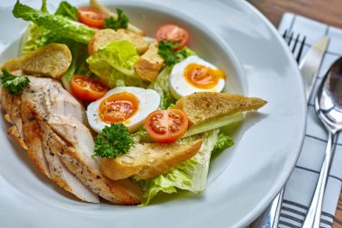 Tavuk salatası yaprak sebze, pazı, yumurta, bulgur ve kiraz domates. Tavuklu Sezar salata. Sezar salatası ile plaka üzerinde ızgara tavuk. Izgara tavuk göğsü ve plaka taze salata.