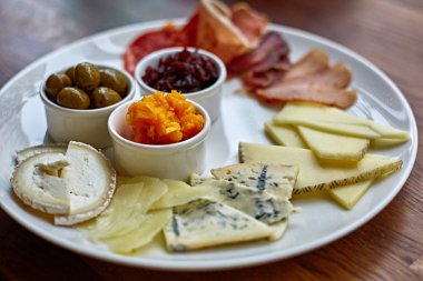 Peynir tabağı kekik otlar ve ceviz ile peynir çeşitleri ile. Peynir ahşap tahta üzerinde üzüm ile karıştırın. Üstten Görünüm..