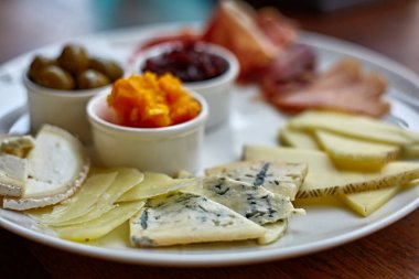 Peynir tabağı kekik otlar ve ceviz ile peynir çeşitleri ile. Peynir ahşap tahta üzerinde üzüm ile karıştırın. Üstten Görünüm..