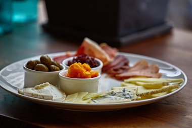 Peynir tabağı kekik otlar ve ceviz ile peynir çeşitleri ile. Peynir ahşap tahta üzerinde üzüm ile karıştırın. Üstten Görünüm..