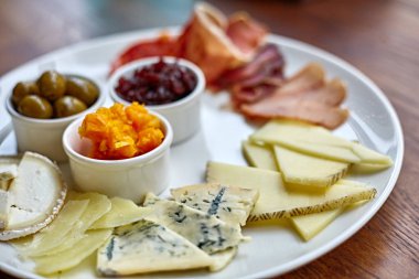 Peynir tabağı kekik otlar ve ceviz ile peynir çeşitleri ile. Peynir ahşap tahta üzerinde üzüm ile karıştırın. Üstten Görünüm..