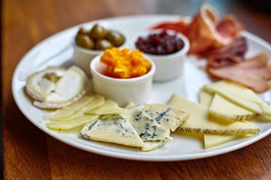 Peynir tabağı kekik otlar ve ceviz ile peynir çeşitleri ile. Peynir ahşap tahta üzerinde üzüm ile karıştırın. Üstten Görünüm..