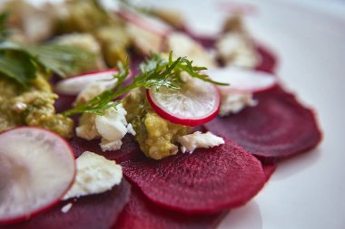 Taze tatlı bebek ıspanak, lahana marul, fındık, beyaz peynir ve tost ile sağlıklı pancar salatası erimiş. Pancar, closeup ile taze salata. Kase salata için rustik ahşap masa üzerinde doğranmış kırmızı pancar (pancar). 